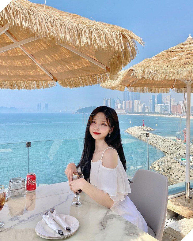 Bức xúc khi bị gắn mác 'trẻ con', nữ Streamer cắt váy khoe body 'người lớn' 4