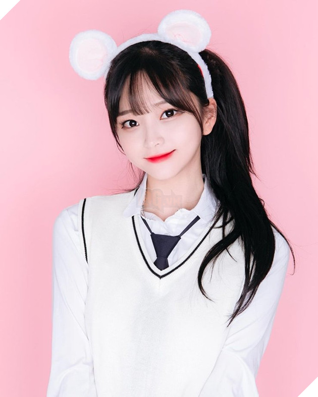 Bức xúc khi bị gắn mác 'trẻ con', nữ Streamer cắt váy khoe body 'người lớn' 5