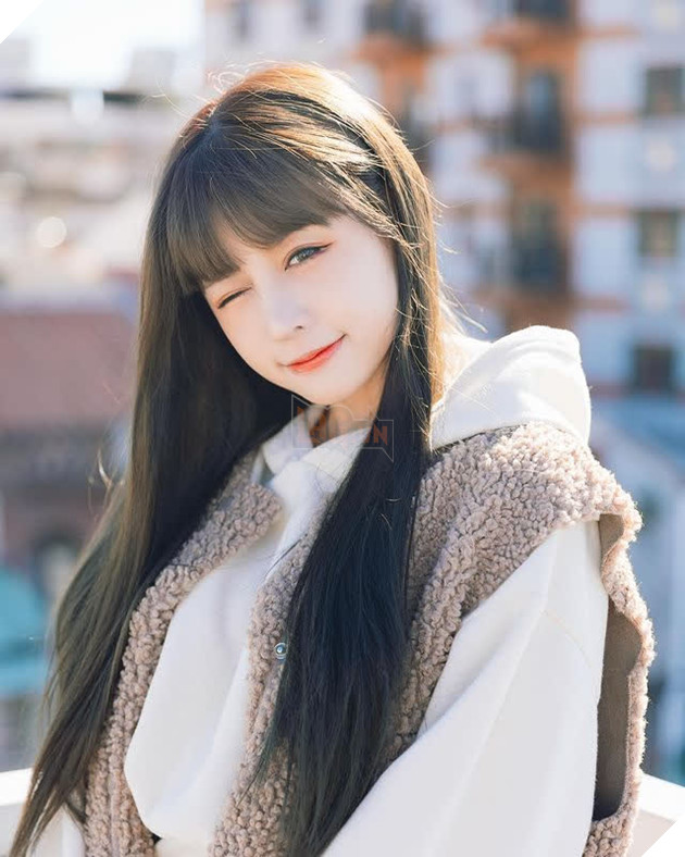 Ngủ quên trên sóng stream, cô nàng xinh đẹp thu hút sự chú ý của hàng chục nghìn người 