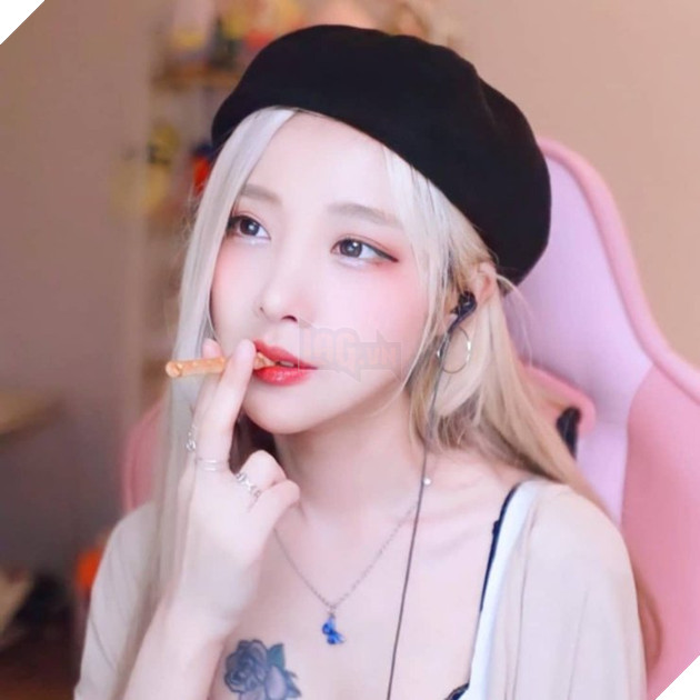 Cộng đồng mạng sốc khi xem YouTuber hướng dẫn trang điểm với trang phục xuyên thấu