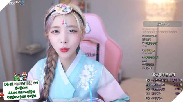 Cộng đồng mạng sốc khi xem YouTuber hướng dẫn trang điểm với trang phục xuyên thấu 4