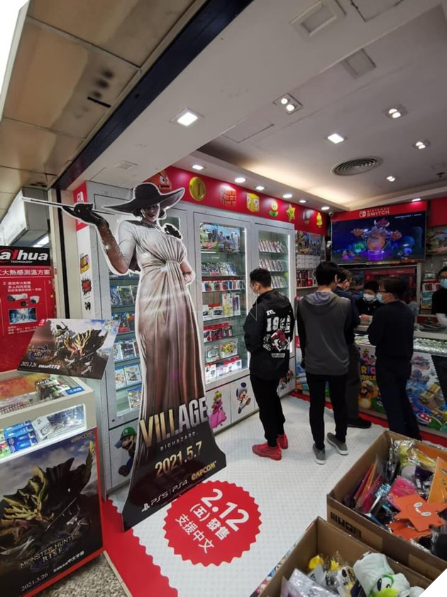 Game thủ hào hứng khi thấy sự xuất hiện của Lady Dimitrescu tại những cửa hàng bán game 2