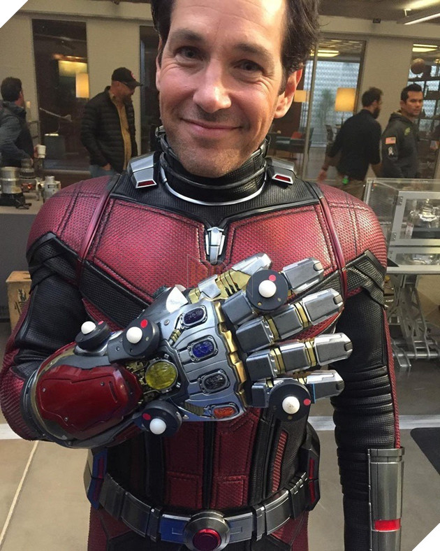 Ant-Man gây sốt trên Twitter với loạt ảnh đeo thử Găng tay vô cực 2