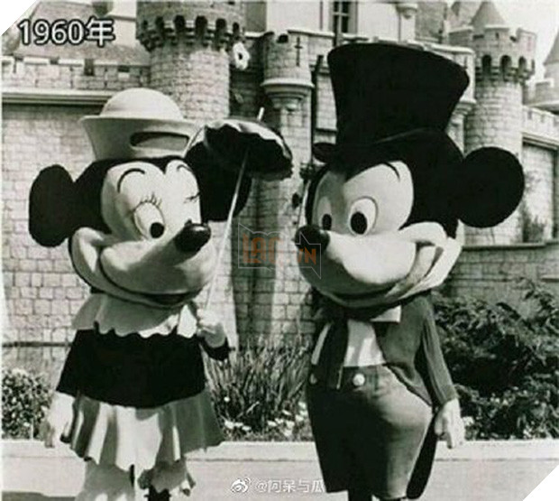 Bạn đã từng yêu chuột Mickey? Bức hình đầy màu sắc này sẽ đưa bạn vào thế giới của chuột Mickey đáng yêu và những nhân vật kinh điển khác. Chắc chắn bạn sẽ trở nên hạnh phúc khi chiêm ngưỡng bức tranh đầy lãng mạn này!