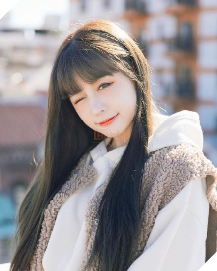 Đang livestream thì động đất, cô nàng nhận hàng trăm triệu đồng tiền trấn an từ fan