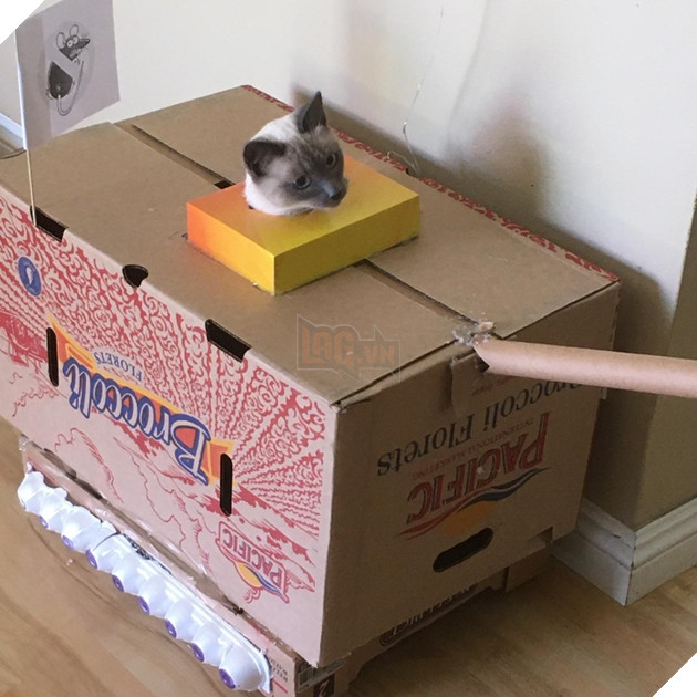 Những hình ảnh hoàng thượng lái xe tăng bìa cứng ra để hù dọa con sen nhìn dễ thương không chịu được 11