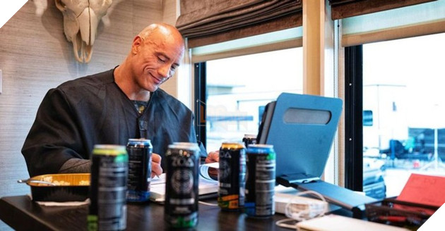 The Rock bất ngờ làm thánh spoil khi tự tay tung bản demo trang phục Black Adam 3