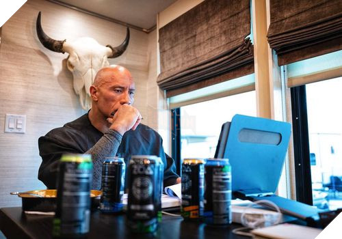 The Rock bất ngờ làm thánh spoil khi tự tay tung bản demo trang phục Black Adam 2