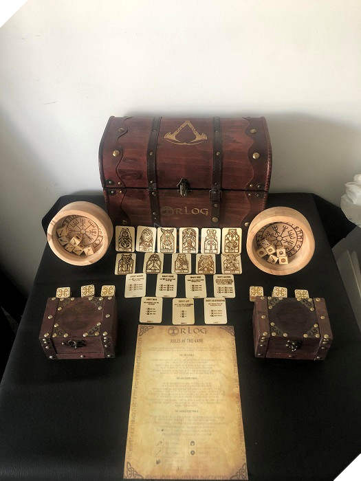 Fan cuồng Assassin's Creed Valhalla tự chế bộ đồ chơi Orlog ngoài đời thật