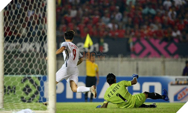 Việt vị là gì và khi nào thì một cầu thủ sẽ bị bắt lỗi việt vị trong bóng đá? 2