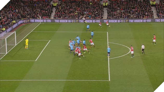 Việt vị là gì và khi nào thì một cầu thủ sẽ bị bắt lỗi việt vị trong bóng đá?