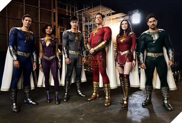 Shazam 2 chính thức hé lộ các bộ giáp siêu anh hùng được thiết kế lại, hứa hẹn một phần phim đậm tính nghệ thuật hơn. 2