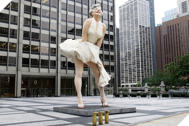 Bất chấp bị phản đối vì quá gợi dục bức tượng minh tinh Marilyn Monroe tốc váy vẫn được đặt tại chốn đông người 2