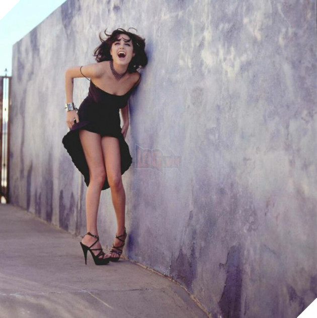 Loạt ảnh táo bạo, nổi loạn, tạo dáng khó hiểu của Angelina Jolie ở tuổi 19 mới được hé lộ 5