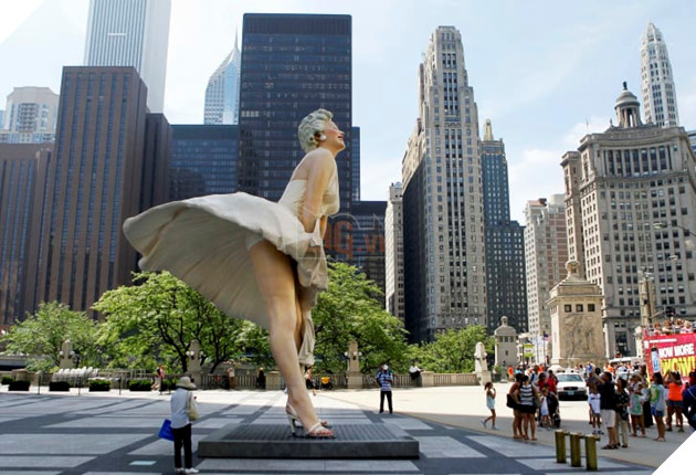 Bất chấp bị phản đối vì quá gợi dục bức tượng minh tinh Marilyn Monroe tốc váy vẫn được đặt tại chốn đông người 3