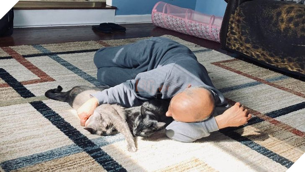 20 người đàn ông miệng lúc nào cũng nói cấm không nuôi chó mèo nhưng lại là người yêu thương chúng nhất gia đình 8