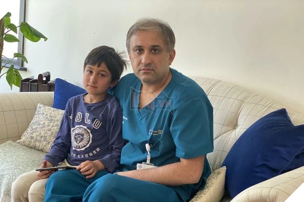 Để con trai chơi game trên điện thoại của mình, người đàn ông phải bán xe để trả tiền nạp game