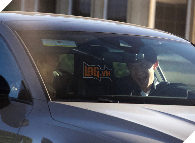  HOT Các fan Marvel quắn quéo trước loạt ảnh cực tình tứ trong xe hơi của Tom Holland và Zendaya 2