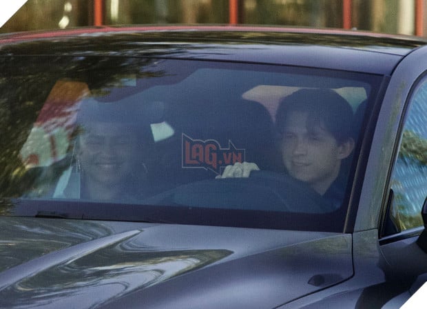  HOT Các fan Marvel quắn quéo trước loạt ảnh cực tình tứ trong xe hơi của Tom Holland và Zendaya