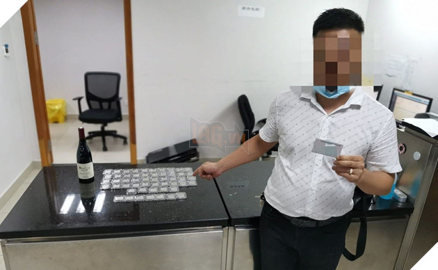 Những kẻ buôn lậu bị bắt với 256 CPU Intel được dán trên toàn bộ cơ thể 4