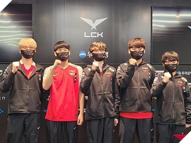 LMHT: Chỉ với một câu nói, HLV Stardust và Moment đã giúp T1 lấy lại khí thế sau rất nhiều drama 2