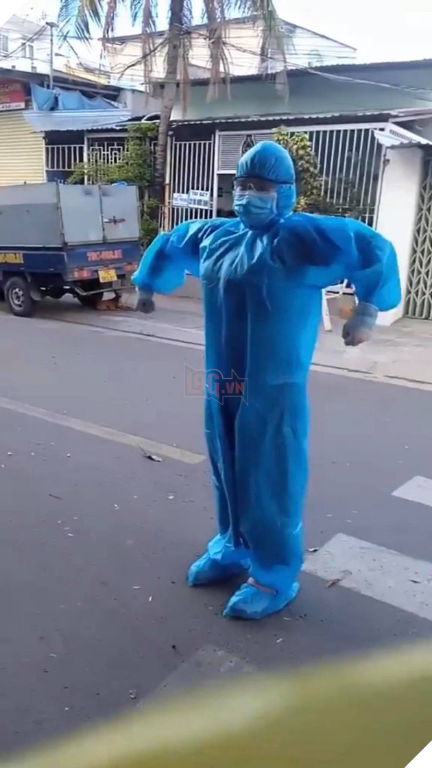 Clip nhân viên lấy mẫu xét nghiệm làm nhiệm vụ vẫn đam mê trêu cún - Hình 2