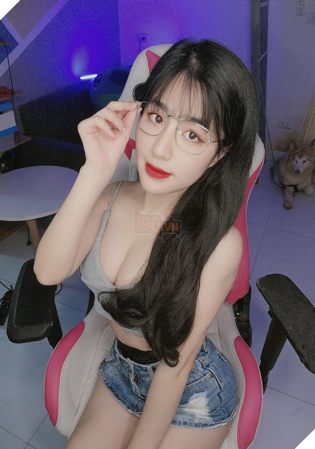 Nữ streamer liên tục bị quấy rối trên MXH vì có vòng một căng tràn nhựa sống 