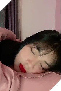 Ngủ quên trên sóng stream, cô nàng streamer xinh đẹp nhận mưa lời khen từ người xem 3