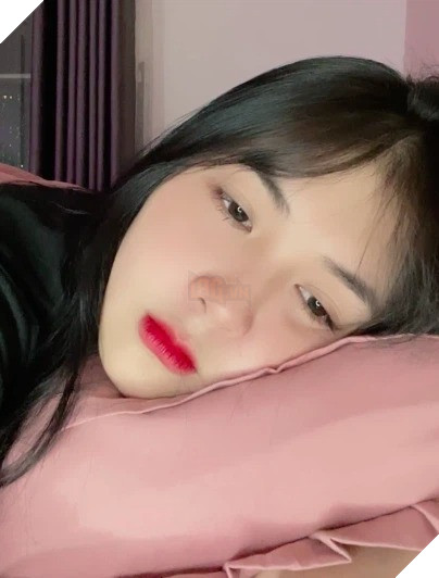 Ngủ quên trên sóng stream, cô nàng streamer xinh đẹp nhận mưa lời khen từ người xem 2