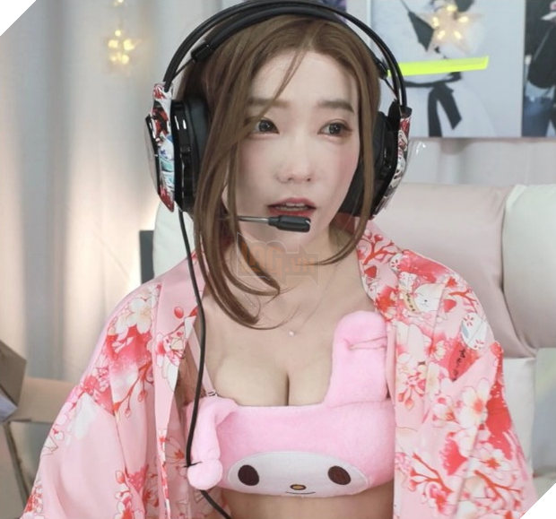 Bị sóng đánh trôi hết lớp make-up, nữ streamer lộ mặt mộc khiến fan hoảng hồn 2