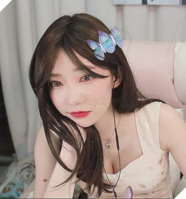 Bị sóng đánh trôi hết lớp make-up, nữ streamer lộ mặt mộc khiến fan hoảng hồn