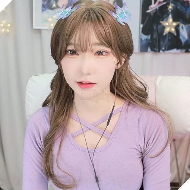 Bị sóng đánh trôi hết lớp make-up, nữ streamer lộ mặt mộc khiến fan hoảng hồn 6