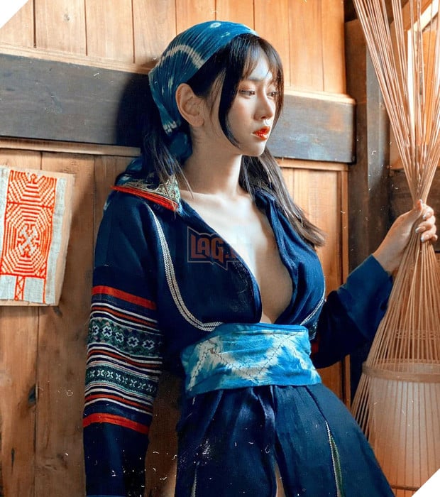 Lê Bống lại gây sóng gió khi mặc trang phục dân tộc nhưng lại hở bạo