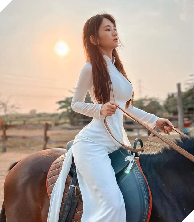 Lê Bống lại gây sóng gió khi mặc trang phục dân tộc nhưng lại hở bạo 3