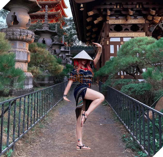 Lê Bống lại gây sóng gió khi mặc trang phục dân tộc nhưng lại hở bạo 2