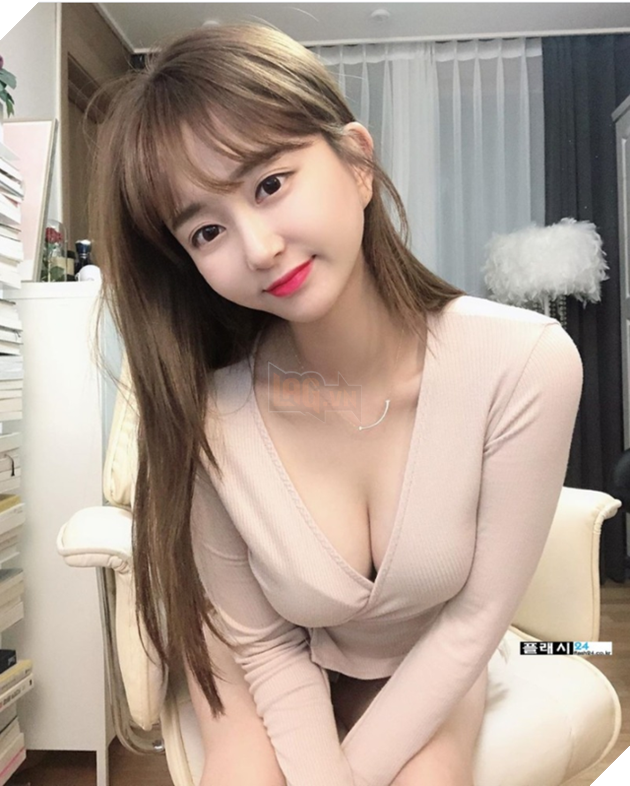 Đang stream thì đứt dây áo, suýt nữa cô nàng stream khoe trọn một bên vòng 1 của mình 4