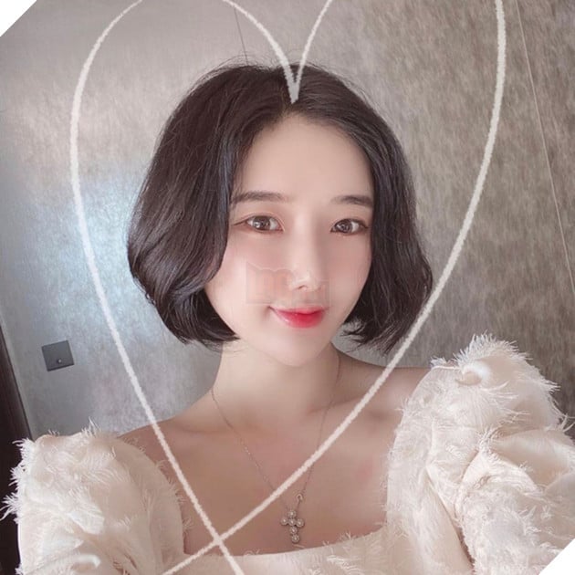 Nhảy nhót quá sung đến nỗi tuột hết cả áo, nữ streamer trở thành đề tài bàn tán không ngớt