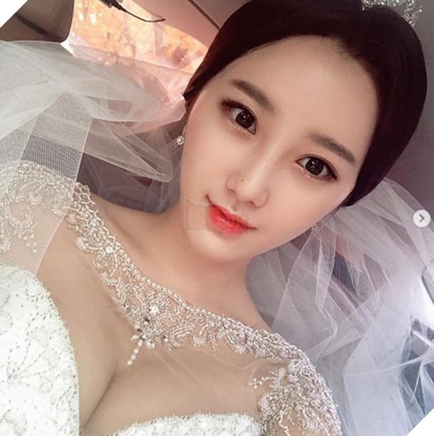 Nhảy nhót quá sung đến nỗi tuột hết cả áo, nữ streamer trở thành đề tài bàn tán không ngớt 4