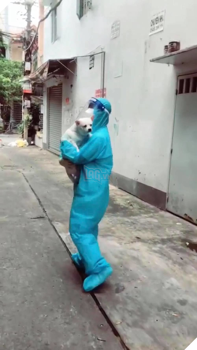Cô tình nguyện viên GenZ đi giúp dân test Covid còn được tặng cả bé cún mang về