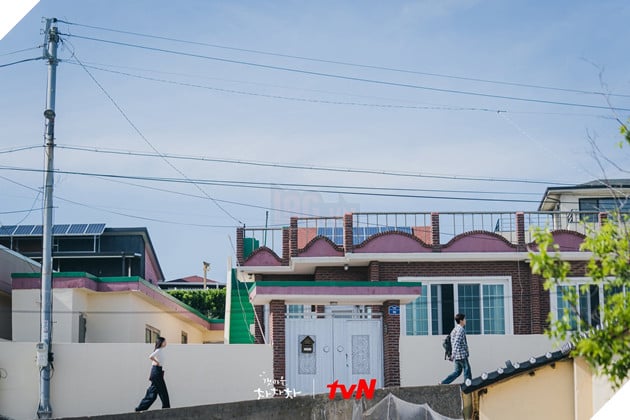 Cặp đôi sẽ trải qua những tình huống dở khóc dở cười nào tại phố biển này?