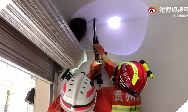 Vụ giải cứu bé gái Trung Quốc mắc kẹt đầu trên trần nhà không khác gì phim kinh dị 3