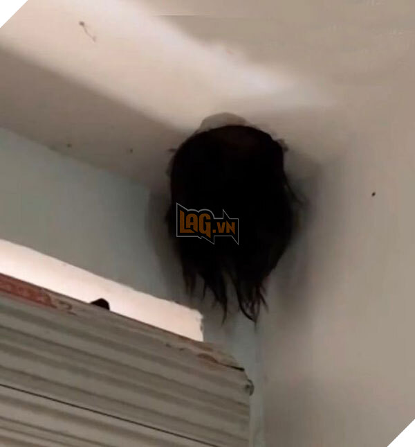 Vụ giải cứu bé gái Trung Quốc mắc kẹt đầu trên trần nhà không khác gì phim kinh dị 2