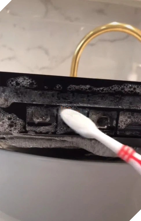 Rửa máy PS4 của bạn trai, cô nàng khiến cộng đồng mạng không khỏi lắc đầu 3