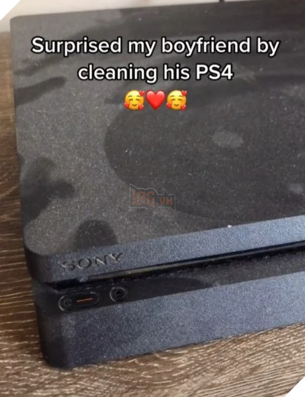 Rửa máy PS4 của bạn trai, cô nàng khiến cộng đồng mạng không khỏi lắc đầu