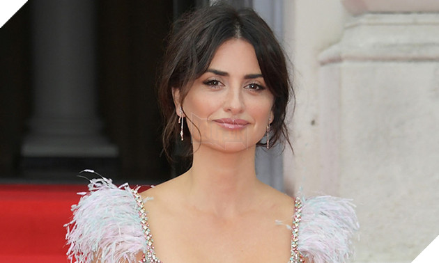 Vẻ đẹp bốc lửa của nữ diễn viên Tây Ban Nha vừa giành giải diễn viên xuất sắc tại LHP Venice 