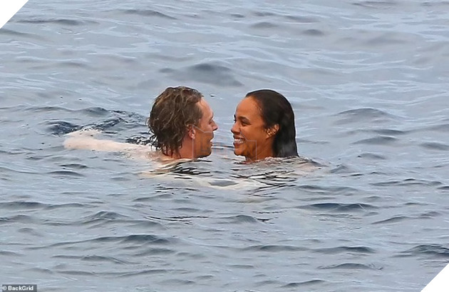 Dân tình quắn quéo trước loạt ảnh tình tứ của tài tử Loki với bạn gái bên bờ biển 3