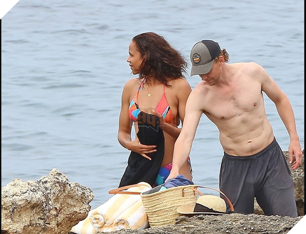 Dân tình quắn quéo trước loạt ảnh tình tứ của tài tử Loki với bạn gái bên bờ biển