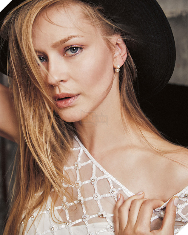 Nhan sắc của nữ diễn viên đầu tiên của thế giới được đóng phim ngoài vũ trụ 8