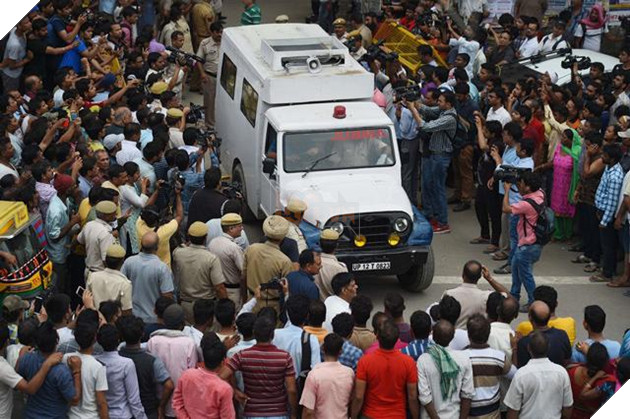 Hé lộ chi tiết sốc vụ án 11 người trong gia đình chết với tư thế treo cổ, bịt mắt - Hình 3