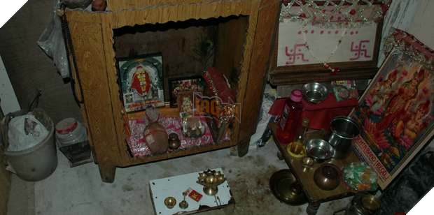 Vụ án gia đình 11 người chết treo cổ bí ẩn nhất Ấn Độ lên phim tài liệu: Rùng mình mối liên hệ với tà giáo, phơi bày sự thật lạnh sống lưng - Ảnh 6.